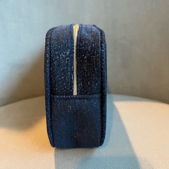 Chanel 2023 Holiday Gift Set, Absolute Allure (Makeup Set), Navy Blue Pouch - Picture 6 of 7